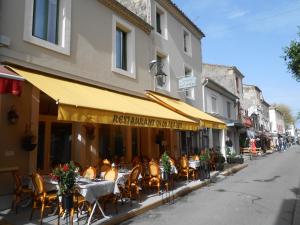 Foto da galeria de Hôtel-Restaurant "Chez Carrière" em Aigues-Mortes