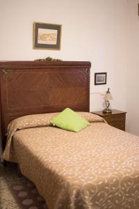 ロンダにあるHuerta La Laja,Casa Grandeのベッド(上に緑色の枕付)