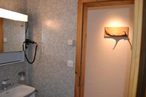 Bilik mandi di B&B Chasa Arfusch