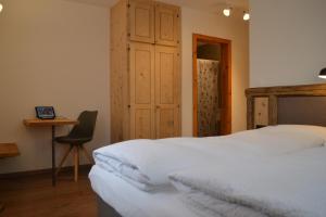 Katil atau katil-katil dalam bilik di B&B Chasa Arfusch