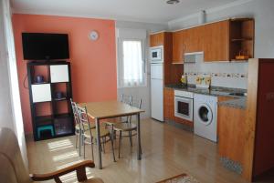 Kuchyň nebo kuchyňský kout v ubytování Apartamentos Las Llábanas