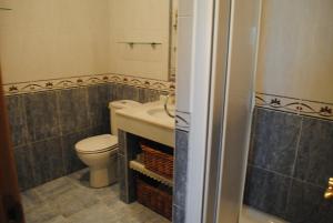 Koupelna v ubytování Apartamentos Las Llábanas + 30 fotografií
