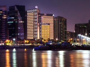 a city skyline at night with boats in the water at Al Bandar Arjaan by Rotana – Dubai Creek in Dubai