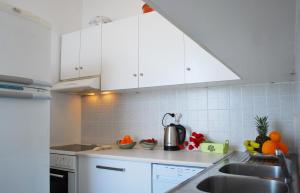 A kitchen or kitchenette at Villa "Pietra e Mare" Még 37 kép