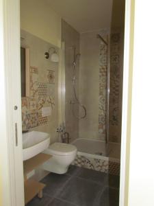 y baño con aseo, lavabo y ducha. en Casa Vacanze San Stefanetto, en Treiso
