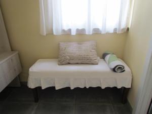 - un petit lit dans une chambre avec fenêtre dans l'établissement Casa Vacanze San Stefanetto, à Treiso