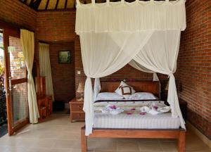 Un pat sau paturi într-o cameră la Embang Homestay