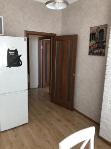 an empty room with a refrigerator and a door at Morskaya zhemchuzhina na Marselskoy in Kryzhanivka