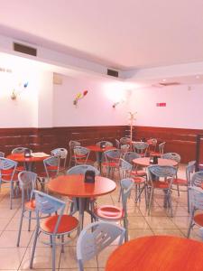 un restaurante con mesas, sillas y cometas en la pared en Hotel Cristallo, en Novara