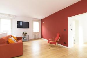 A television and/or entertainment centre at Bella Vita Charming House