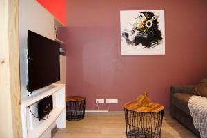 TV a/nebo společenská místnost v ubytování Vue sur l'art roman