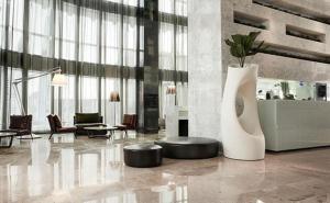 um lobby com um grande vaso branco com uma planta nele em S31 Sukhumvit Hotel em Bangkok