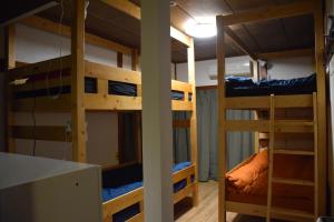 Двухъярусная кровать или двухъярусные кровати в номере Guest house SHIE SHIMI