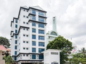 シンガポールにあるHarbour Ville Hotelの時計塔のある高い白い建物