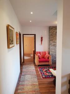 スチャヴァにあるAgropensiunea Ioanaの赤いソファとレンガの壁が備わるリビングルーム