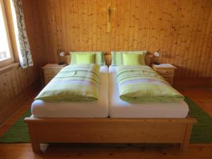 2 poduszki na łóżku w pokoju w obiekcie Walcheggerhof w mieście Innervillgraten