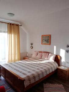 una camera con un grande letto e una finestra di Agropensiunea Ioana a Suceava