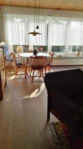 ノルトダイヒにあるHaus Antjeのリビングルーム(テーブル、椅子、窓付)