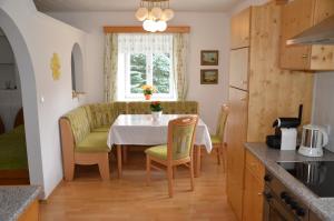 A kitchen or kitchenette at Ferienwohnung Vonwald