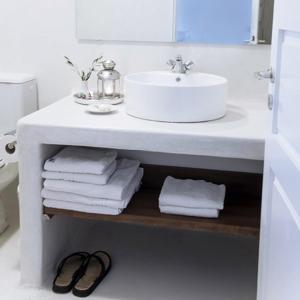 biała łazienka z umywalką i ręcznikami w obiekcie Villa Ippocampi - Adults Only w mieście Hersonissos +32 zdjęcia