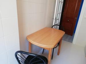 リャンサにあるApartamentoの小さな木製テーブルと椅子2脚