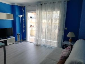リャンサにあるApartamentoの青い部屋(ベッド1台、ガラスのスライドドア付)