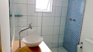 uma casa de banho com uma tigela no balcão e um chuveiro em Hotel Luxatel (Adults Only) em São Paulo