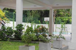 Serenity Tissa tesisinin dışında bir bahçe