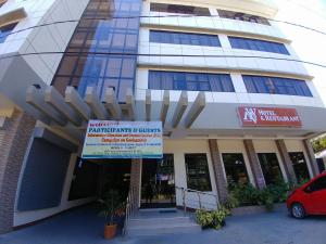 un bâtiment avec un panneau devant lui dans l'établissement WMV Hotel & Restaurant, à Infanta