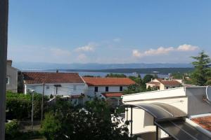 Blick auf eine Stadt mit Häusern und einem See in der Unterkunft Apartment Ivan in Vantačići