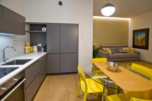 Кухня или мини-кухня в Madeleine apartments - Brera
