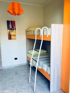 سرير بطابقين أو أسرّة بطابقين في غرفة في Residence La Perla