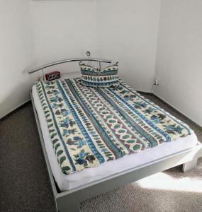 a bed in a corner of a room with a bedspread at Ferienwohnung mit Terrasse in Grimma