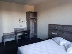 Kuchyň nebo kuchyňský kout v ubytování Hôtel Jeanne D'Arc