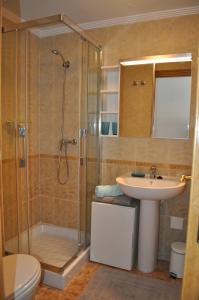 プレヤス・デ・オリフエラにあるCasa Punta Primaのバスルーム(シャワー、洗面台、トイレ付)