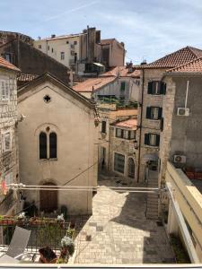 una vista aérea de una ciudad con edificios en Apartment Ante - Diocletian's palace, en Split