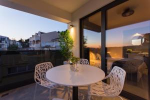 - Balcón con mesa blanca y sillas en Villa Royal en Trogir