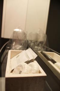 une boîte en bois avec une paire de ciseaux sur une table dans l'établissement Studio apartment ART, à Split