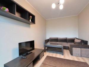 Televízia a/alebo spoločenská miestnosť v ubytovaní Apartament w Gdańsku blisko morza