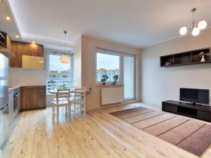 Kuchyňa alebo kuchynka v ubytovaní Apartament w Gdańsku blisko morza + 13 fotografií