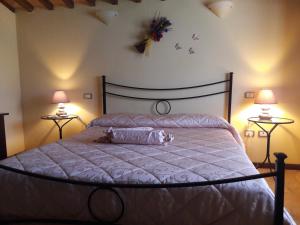 een slaapkamer met een groot bed met 2 lampen bij Affittacamere da Laura Silvi in Orvieto