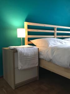 a bedroom with a bed with a blue wall at Casa Gastagh - Intera casa con giardino privato in Gallio