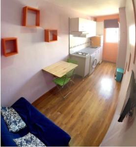 een kleine kamer met een tafel en een keuken bij Estudio moderno y acogedor, a 5 minutos de la playa in San Isidro