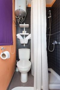 een badkamer met een toilet en een douchegordijn bij Estudio moderno y acogedor, a 5 minutos de la playa in San Isidro
