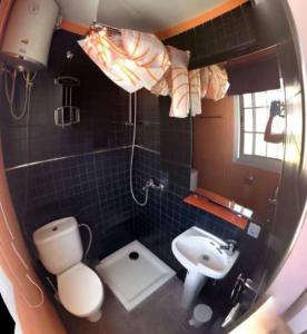 een kleine badkamer met een toilet en een wastafel bij Estudio moderno y acogedor, a 5 minutos de la playa in San Isidro