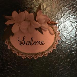 カルロフォルテにあるCasa Toninaの花のケーキをテーブルの上に置いて