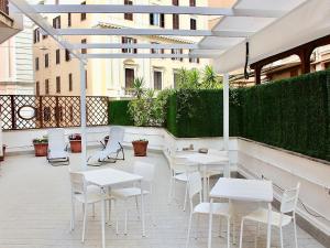 A restaurant or other place to eat at B&B CultRoma Roof Garden