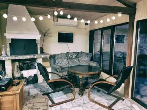 ein Wohnzimmer mit Tisch, Stühlen und Sofa in der Unterkunft Holiday Home Arbanasi in Arbanassi