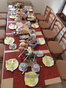 una mesa larga con comida encima en Pansion Ivanka Barac, en Međugorje