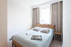 レバルにあるRaval Apartments - Fresh Turquoiseのベッドルーム1室(トレイ付きベッド1台付)